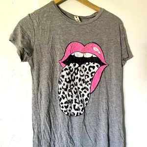 Gray graphic tee